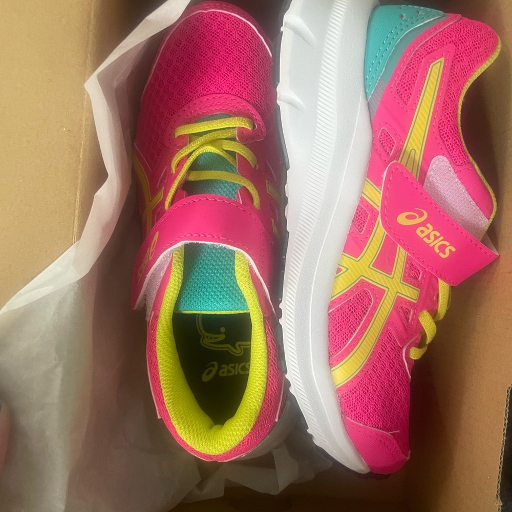 Brand new pink ASICS Jolt 3 Sneakers! Size 13.